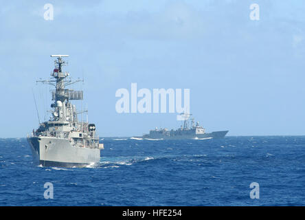 040712-N-4304S-028 de l'océan Pacifique (12 juillet 2004) Ð La frégate de classe Leander chilien Lynch (groupe 07) et Oliver Hazard Perry la frégate lance-missiles USS Ford (FFG 54) obtenez en position pour tirer le long du navire de ravitaillement australien HMAS Success (AOR 304) tandis que la conduite de ravitaillement en mer (RAS) scénarios. Les deux navires participent à l'exercice Rim of the Pacific (RIMPAC) 2004. RIMPAC est le plus grand exercice maritime international dans les eaux autour des îles hawaïennes. L'exercice de cette année comprend les sept pays participants ; l'Australie, Canada, Chili, Japon, Corée du Sud, de la Banque D'Images