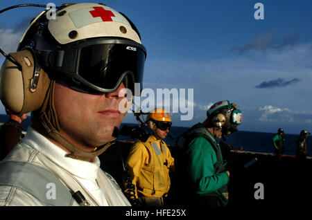 040712-N-7732W-321 de l'océan Pacifique (12 juillet 2004) - Hôpital Corpsman 3e classe Scott cercueil de Key Largo, en Floride, se trouve par si l'assistance médicale est nécessaire pendant les opérations de vol sur le pont du porte-avions USS JOHN C. STENNIS (CVN 74). Le navire et le transporteur Air Wing quatorze (CVW-14) participent à l'exercice maritime multinational 'Rim of the Pacific (RIMPAC 2004'). RIMPAC est le plus grand exercice maritime international dans les eaux autour des îles hawaïennes. L'exercice de cette année comprend les sept pays participants ; l'Australie, Canada, Chili, Japon, Corée du Sud, de l'unité Banque D'Images