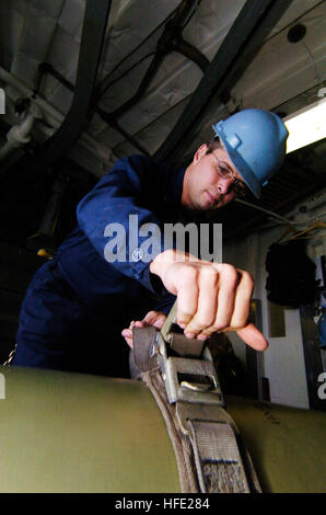 040714-N-1464F-004 de l'océan Pacifique (Juillet 14, 2004) - Gunner's Mate 1re classe Dennis Wolf Chicago, Ill., sangles une torpille MK 46 exercice récupérables dans un chariot à bord de la frégate lance-missiles USS Crommelin (FFG 37) au cours de UNITAS 45-04. Les forces navales de l'Argentine, Chili, Colombie, Équateur, Pérou et observateurs du Mexique et du Canada participent à l'unitas 45-04, le premier ministre en vue de l'exercice dans la région, qui est menée sous la direction de Commander, U.S. Naval Forces Southern Command et accueilli cette année par la marine péruvienne. UNITAS est conçu pour développer l'interopérabilité des Banque D'Images