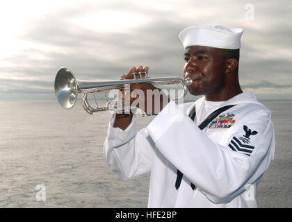 040718-N-7781D-038 de l'Océan Atlantique (18 juillet 2004) - un clairon TAPS au cours d'une cérémonie de dépôt de gerbes eu lieu sur le pont d'envol en mémoire du Capitaine Franklin II Crochets, affecté à un escadron Fighter-Attack Marine un cinq (VMFA-115.) Hameçons est mort lorsque son F/A-18 Hornet jet s'est écrasé lors d'effectuer des exercices sur le porte-avions USS Harry S. Truman près des Açores le 26 juin. Hameçons commence sa carrière comme technicien en électronique lorsqu'il s'est joint à la Marine en 1990. En 1993, il a été nommé à l'académie navale des États-Unis, dont il est diplômé en 1997. Truman (CVN 75) est cette fois Banque D'Images