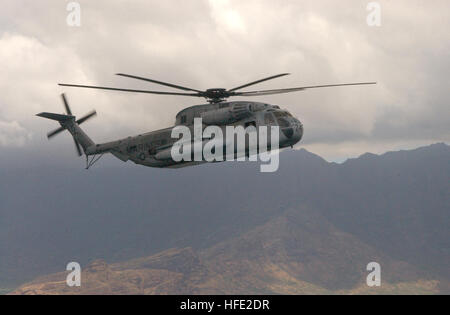 040719-N-8500S-013 de l'OCÉAN PACIFIQUE (19 juillet 2004) -- un Corps des Marines américains CH-53D Sea Stallion helicopter, affecté à la 'Ugly Angels' de la Marine, de l'Escadron d'hélicoptères lourds trois Six deux (HMH-362), effectue des vols de familiarisation de l'île dans le cadre de l'exercice l'exercice RIMPAC 2004. RIMPAC est le plus grand exercice maritime international dans les eaux autour des îles hawaïennes. L'exercice de cette année comprend les sept pays participants ; l'Australie, Canada, Chili, Japon, Corée du Sud, le Royaume-Uni et les États-Unis. RIMPAC vise à améliorer la performance tactique de la partie Banque D'Images