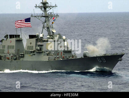 030520-N-0295M-010 de l'océan Pacifique (20 mai 2003) - La classe Arleigh Burke destroyer USS Milius (DDG 69) incendies son calibre 54 (Mk 45) Pistolet léger. Le Mk45 fournit des navires de combat naval précise contre rapide, très manœuvrable cibles de surface, les menaces aériennes et des cibles à terre pendant les opérations amphibies. Milius revenant d'un déploiement dans lequel elle a appuyé des opérations Southern Watch, Enduring Freedom et Iraqi Freedom. U.S. Navy photo by Photographer's Mate 2e classe Daniel J. McLain. (Libéré) US Navy 030520-N-0295M-010 La classe Arleigh Burke destroyer USS Milius (JJ Banque D'Images