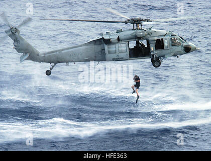 040809-N-2972R-039 de l'Océan Atlantique (Aug. 9, 2004) - Un hélicoptère de membres de l'équipe d'un escadron de soutien au combat (SC-8) 8, du navire d'assaut amphibie USS Kearsarge (DG 3), participe à une opération de recherche et sauvetage (SAR) exercice d'entraînement. Kearsarge est de retour à la maison après une flambée de déploiement d'éléments de transport du 24e Marine Expeditionary Unit (MEU) à la zone de responsabilité du commandement central dans le cadre de l'opération Iraqi Freedom (OIF) et de la guerre mondiale contre le terrorisme. U.S. Navy photo by PhotographerÕs Roman-Otero Ange 3e classe Mate (libéré) US Navy 040809-N-2972R-039 un ai Banque D'Images