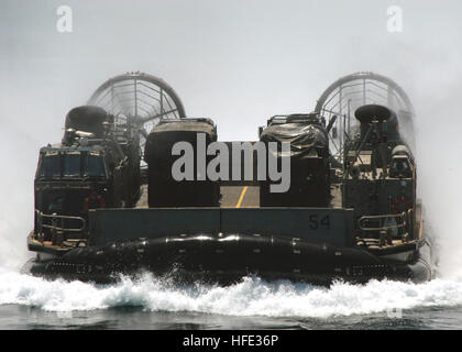 Le LCAC-54 de l'unité d'embarcation d'assaut quatre retourne à l'USS Wasp transportant des véhicules et du personnel de la 22e unité expéditionnaire des Marines après avoir terminé une mission de quatre mois en Afghanistan dans le cadre du groupe d'attaque expéditionnaire 2 dans la zone de la 5e flotte. Banque D'Images