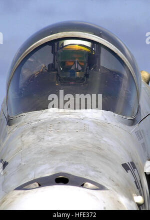 030528-N-0295M-007 de l'océan Pacifique (28 mai 2003) - un pilote affecté à l 'justiciers' d'un escadron de combat interarmées 5 (VFA-151) regarde à travers son Heads-Up Display (HUD) tout en restant assis dans son F/A-18C Hornet à bord du porte-avions USS Constellation (CV 64). La Constellation et de l'Escadre aérienne de transporteur a entrepris deux (CVW-2) sont sur une base planifiée le déploiement dans le cadre de l'opération Iraqi Freedom (OIF), la coalition multinationale visant à libérer le peuple irakien, d'éliminer les armes de destruction massive de l'Iraq et de mettre fin au régime de Saddam Hussein. U.S. Navy photo by Photographer's Mate 2e Banque D'Images