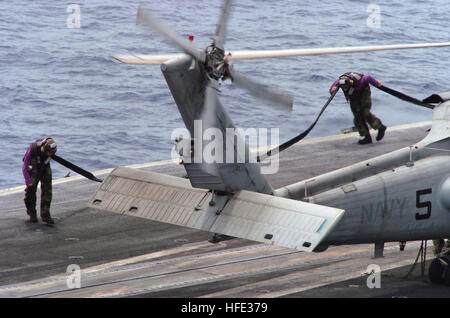 040811-N-6213R-020 Ouest de l'océan Pacifique (août 11, 2004) - Aviation Boatswain's Mates préparer pour faire le plein d'un HH-60H Seahawk affecté à l 'Black Knights' de l'Escadron d'hélicoptères anti-sous-marin quatre (HS-4) à bord du porte-avions USS JOHN C. STENNIS (CVN 74). Stennis et Carrier Air Wing quatorze (CVW-14) sont en mer sur un déploiement prévu d'effectuer des exercices dans le Pacifique occidental. U.S. Navy photo by Photographer's Mate 3 classe Mark J. Rebilas (libéré) US Navy 040811-N-6213R-020 Boatswain's Aviation Mates préparer pour faire le plein d'un hélicoptère HH-60H Seahawk Banque D'Images