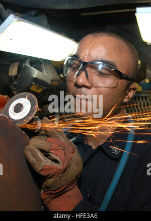 040816-N-7695R-002 du golfe Arabique (Août 16, 2004) Ð Technicien de coque 3 classe Chris Shaw de Bronx, New York moud une plaque métallique patch à bord du porte-avions USS John F. Kennedy (CV 67). Kennedy et Carrier Air Wing CVW-17 (17) opèrent dans la région du Moyen-Orient dans le cadre de l'opération Iraqi Freedom (OIF). Unités dans le groupe aéronaval Kennedy travaillent en étroite collaboration avec Corps-Iraq multinationale et les forces iraquiennes à apporter la stabilité dans le gouvernement souverain de l'Iraq. U.S. Navy photo by PhotographerÕs Mate Airman Anthony Riddle (libéré) US Navy 040816-N-7695R-002 Coque techn Banque D'Images