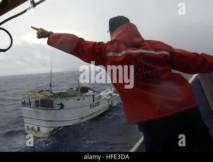 040819-C-7293M-036 à bord du garde-côte de Galveston Island (GTPP) 1349 - 19 août 2004 - Lieutenant Jerome E. Dubaï, Commandant de la faucheuse Galveston Island, des signaux à un bateau de pêche civil connu comme un 'long liner' pour le gel à l'entrée du port et claire comme l'USS Kitty Hawk (CV 63). Le Galveston Island, qui est déployée à l'avant du territoire américain de Guam, a été en poste à l'escorte du porte-avions à Guam's Apra Harbour pour un port à la suite d'appels d'exercices en groupe de combat. U.S. Coast Guard photo de photographe de la Marine américaine 4400 2e classe Nathanael T. Mi Banque D'Images