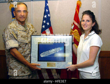 040818-N-6776G-001 Le Golfe Arabique (Aug. 18, 2004) Ð Mme Annemarie Randazzo, de New York, NY, accepte une photo sélection pour le compte de l'école publique PS 175 (1775) dans la région de City island, NY, signé par les marins et les Marines de trois groupe expéditionnaire (ESG-3), à bord du navire d'assaut amphibie USS Belleau Wood (LHA 3). La photo sera livré à 175 PS pour remercier les élèves pour appuyer les marins et soldats servant dans la guerre mondiale contre le terrorisme. Belleau Wood est le navire amiral de SEG-3. U.S. Navy photo by PhotographerÕs Mate Airman Nelson A. Graca (libéré) US Navy 040818-N-67 Banque D'Images