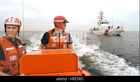 040813-N-5328N-002 de l'Océan Atlantique (Aug. 13, 2004) Ð Apprenti Pompier Jared Blitz et matelot-chef Chris Jennell suivez le long de la U.S. Coast Guard Cutter Bonito (GTPP) 87341 à Bonito-1. Bonito-1 est un petit canot pneumatique à coque rigide (RHIB), qui est généralement stocké sur l'arrière à bord du garde-côte de la Garde côtière canadienne. U.S. Navy photo by Gary Nichols (libéré) US Navy 040813-N-5328N-002 Apprenti Pompier Jared Blitz et matelot-chef Chris Jennell suivez le long de la U.S. Coast Guard Cutter Bonito (GTPP) 87341 à Bonito-1 Banque D'Images