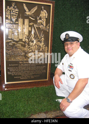 030523-N-5637H-001 New York, N.Y. (23 mai 2003) -- chef Dave Maldonado pose à côté du mémorial des Yankees de New York le 11 septembre 2001 après la ré-enrôlement dans le Yankee Stadium Monument Park. Photo de la Marine américaine par le journaliste 1re classe John Harrington. (Libéré) US Navy 030523-N-5637H-001 chef Dave Maldonado pose à côté du New York Yankees 9-11 Memorial après ré-enrôlement dans le Yankee Stadium Monument Park Banque D'Images