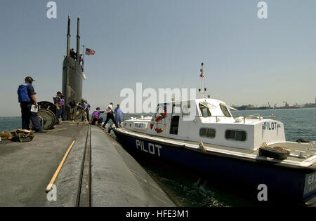 040831-N-1348G-030 Le Golfe Arabique (Aug. 31, 2004) - un pilote portuaire est accompagné à son bateau après avoir aidé l'équipe du Los Angeles-classe d'attaque USS Toledo (SSN 769) à travers les eaux peu profondes du port de Mina Sulman après 10 jours au port du Royaume de Bahreïn. Sont utilisés par les pilotes du port de navires de la Marine américaine pour aider à naviguer dans et hors des plans d'eau. L'équipage a utilisé le port visite comme un port de travail pour effectuer un déploiement mi-entretien. Toledo est une partie de l'USS John F. Kennedy (CV 67) Carrier Strike Group (CSG) et est à un déploiement à l'appui de l'soverei Banque D'Images