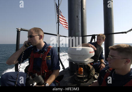 040831-N-1348G-042 Le Golfe Arabique (Aug. 31, 2004) Ð les membres d'équipage affectés à la Los Angeles-classe sous-marin d'attaque USS Toledo (SSN 769) monte la garde à la recherche de contacts après avoir quitté port dans le Royaume de Bahreïn. Tuledo a passé 10 jours à port pour effectuer un déploiement mi-entretien. Toledo est une partie de l'USS John F. Kennedy (CV 67) Carrier Strike Group (CSG) et est en déploiement à l'appui du gouvernement iraquien souverain. U.S. Navy photo by Photographer's Mate 1re classe David C. Lloyd (libéré) US Navy 040831-N-1348G-042 Les membres d'équipage affectés à la Los Angeles-classe sous-marin d'attaque USS Toledo (SS Banque D'Images