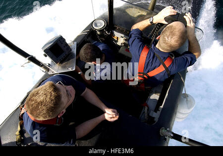 040831-N-1348G-048 Le Golfe Arabique (Aug. 31, 2004) - L'officier de pont (OOD), le lieutenantj.g. Daniel Cavanagh et MachinistÕs Buehnerkemper Mate 3 classe Seth quart à la recherche des contacts de la pont de la Los Angeles-classe d'attaque USS Toledo (SSN 769), comme ElectronicsÕ 3ème classe technicien Alejandro Ramos supprime un commercial portable écran radar en préparation pour une plongée après avoir obtenu en cours du Royaume de Bahreïn. L'équipage a utilisé le port visite comme un port de travail pour effectuer un déploiement mi-entretien. Toledo est une partie de l'USS John F. Kennedy (CV 67) Carrier Strike Group (CSG) une Banque D'Images