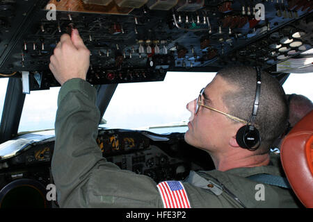 040720-N-3658D-002 septième zone d'opération de la flotte (20 juillet 2004) - Chef Mécanicien-électricien Aviation Jacob Bristow définit un interrupteur dans le cockpit d'un P-3C Orion attribué à l'avion de patrouille des chevaliers gris de l'Escadron de patrouille quatre Six (VP-46). Durant l'opération Iraqi Freedom (OIF), VP-46 a fourni un appui aérien aux forces spéciales des Marines américains et qu'ils avançaient vers Bagdad. VP-46 est actuellement déployée en avant pour Kadena Air Force Base, au Japon. U.S. Navy photo by Photographer's Mate 1re classe Brad Dillon (libéré) US Navy 040720-N-3658D-002 ingénieur de vol de l'aviation en chef désigné Banque D'Images