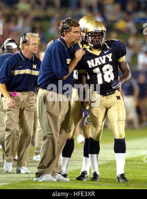 040904-N-9693M-010 Annapolis, Maryland (sept. 4, 2004) Ð U.S. Naval Academy l'entraîneur chef de l'équipe de football Paul Johnson envoie les équipes suivant jouer au avec l'aspirant de 1re classe Lionel Wesley. L'aspirant a défait les Blue Devils de Duke 27-12 dans le match d'ouverture pour les deux équipes. Marine, qui a conduit la nation à se précipiter à la saison dernière, a gagné 301 verges au sol et avait 430 yards de infraction totale à Navy-Marine Corps Memorial Stadium. Photo de la Marine américaine par Damon J. Moritz (libéré) US Navy 040904-N-9693M-010 U.S. Naval Academy l'entraîneur chef de l'équipe de football Paul Johnson envoie les équipes suivant jouer au avec l'aspirant de 1s Banque D'Images