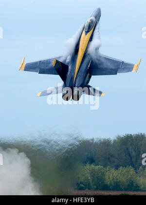 040906-N-7559C-001 St Louis, Missouri (6 septembre 2004) - Premier solo pilote, le lieutenant Cmdr. Craig R. Olson, affecté à la Marine américaine, l'équipe de démonstration de vol, le 'Blue Angels' effectue une montée haute performance au décollage au St. Louis juste et le spectacle aérien. Le Blue Angels fly le F/A-18A Hornet, effectuant environ 30 manoeuvres lors la démonstration aérienne de plus d'une heure. U.S. Navy photo by PhotographerÕs Mate 2e classe J. Ryan (la Courtade) PARUTION US Navy 040906-N-7559C-001 pilote solo opposé, le lieutenant Cmdr. Craig R. Olson, affecté à la Marine américaine, l'équipe de démonstration en vol d'un bleu Banque D'Images