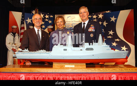 040909-N-2568S-003 Washington D.C. (sept. 9, 2004) Ð Le Secrétaire de la marine, et l'Angleterre Gordon Président, Comité des chefs d'état-major le Général Richard Myers, rejoint par son épouse Mary Jo Myers, poser à côté d'un modèle d'un San Antonio-class amphibious landing ship dock (LPD), à la suite de la cérémonie de baptême officiel USS Arlington (LPD 24), et l'USS Somerset (LPD 25). Arlington et Somerset inscrivez-vous le précédemment nommé quai navire de débarquement amphibie USS New York (LPD 21), pour honorer les héros et les citoyens, qui ont apporté aide et soutien pendant et après le 11 septembre 2001, attaques contre l'Amérique. Mme Myers wi Banque D'Images