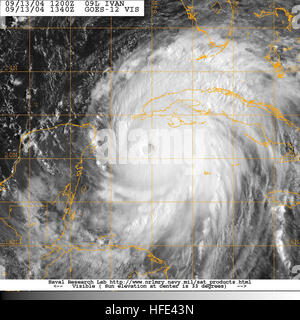 040913-N-0000X-001 Mer des Caraïbes (sept. 13, 2004) Ð Image satellite prise à partir de la VA-12 de l'ouragan Ivan à environ 0940 EST. Ivan, un endroit extrêmement dangereux ouragan de catégorie 5 sur l'échelle Saffir-Simpson, a des vents soutenus près de 160 mi/h avec des rafales plus élevées. Vents de force ouragan s'étendent jusqu'à 105 milles du centre et les vents de force tempête tropicale s'étendent jusqu'à 200 milles. L'œil bien définie de l'ouragan Ivan a été localisé à environ 110 km au sud-sud-est de la pointe ouest de Cuba. L'ouragan Ivan a tué au moins 65 personnes dans l'Caribb Banque D'Images