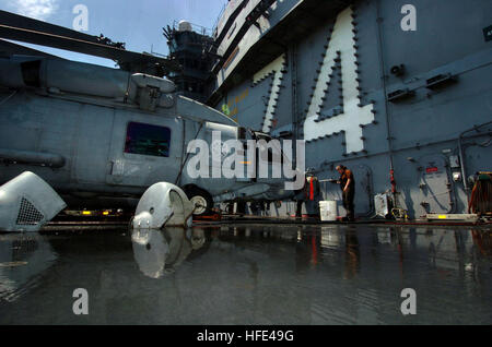 040920-N-6213R-001 de l'Océan Indien (sept. 20, 2004) - Un avion le capitaine se lave un HH-60H Seahawk affecté à l 'Black Knights' de l'Escadron d'hélicoptères anti-sous-marin quatre (HS-4) dans le poste de pilotage à bord de la classe Nimitz porte-avions USS JOHN C. STENNIS (CVN 74). Stennis et entrepris Carrier Air Wing quatorze (CVW-14) participent actuellement à un déploiement prévu à l'ouest de l'océan Pacifique. U.S. Navy photo by Photographer's Mate 3 classe Mark J. Rebilas (libéré) US Navy 040920-N-6213R-001 un avion le capitaine se lave un HH-60H Seahawk Banque D'Images