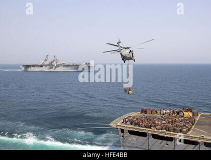 040922-N-7034S-008 le golfe Arabique (sept. 22, 2004) - Un MH-60S Knighthawk affecté à la 'dragon' les baleines de l'Escadron de soutien au combat d'hélicoptère huit (HC-8), ramasse les fournitures du navire de soutien de combat rapide USS Seattle (AOE 3) pendant les opérations de ravitaillement vertical avec le navire d'assaut amphibie USS Essex (DG 2). Essex est le fleuron du groupe expéditionnaire trois (ESG-3) et est sur le déploiement dans le golfe Persique à l'appui de la gouvernement souverain de l'Iraq. U.S. Navy photo by Photographer's Mate 2e classe Samuel W. (rasoirs) PARUTION US Navy 040922-N-7034S-008 un MH-60S Knightha Banque D'Images