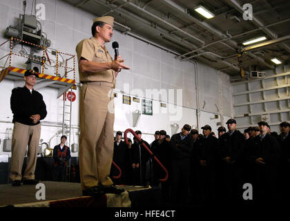 040923-N-0499M-080 Station Navale Everett, Washington (septembre 1994). 23, 2004) - Master Chief Petty Officer de la Marine (MCPON) Terry Scott aborde les marins à bord de la classe Nimitz porte-avions USS ABRAHAM LINCOLN (CVN 72) sur les questions concernant le moral, social, et la formation. Lincoln est en ce moment à la préparation d'un déploiement prévu. U.S. Navy photo by Photographer's Mate Airman James R. McGury (libéré) US Navy 040923-N-0499M-080 Master Chief Petty Officer de la Marine (MCPON) Terry Scott aborde les marins à bord de la classe Nimitz porte-avions USS ABRAHAM LINCOLN (CVN 72) Banque D'Images