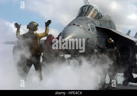 040924-N-7732W-094 de l'Océan Indien (sept. 24, 2004) - Un poste de pilotage taxis directeur un F/A-18C Hornet affectés à la "Poing de la flotte' de Strike Fighter Squadron deux cinq (VFA-25), sur l'un des quatre catapultes à vapeur à bord du porte-avions de classe Nimitz USS JOHN C. STENNIS (CVN 74). Stennis et entrepris Carrier Air Wing quatorze (CVW-14) participent actuellement à un déploiement prévu à l'ouest de l'océan Pacifique. U.S. Navy photo by Photographer's Mate Airman Charlie Whetstine (libéré) US Navy 040924-N-7732W-094 un envol un taxis directeur F-A-18C Hornet Banque D'Images