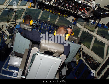 040924-N-1539M-003 Houston, Texas (sept. 24, 2004) Ð ÒFat,Albert Ó la Blue Angels de C-130 Hercules, banques-en en préparation pour final sur Houston, Texas. Fat Albert, à domicile au Naval Air Station Pensacola, en Floride, a été dans les missions de secours vol Pensacola à la suite des ravages causés par l'ouragan Ivan. Sur cette mission, Fat Albert ont transporté les pilotes et le personnel de maintenance de l'Escadre aérienne de la formation fondée sur Pensacola Six (VT-6), à leurs aéronefs évacués à Houston, Texas. U.S. Navy photo by Photographer's Mate 2e classe Saul McSween (libéré) US Navy 040924-N-1539M-003 Al Fat Banque D'Images