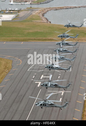 0401001-N-8493H-003 Naval Station Norfolk, Va. (oct. 1, 2004) - Huit hélicoptères MH-60S Knighthawk affecté à l'hélicoptère des Chargers de 6 e Escadron de soutien au combat (SC-6), se préparer à atterrir en formation à la base navale de Norfolk, en Virginie, au cours d'une formation d'aéronefs de l'exercice. HC-6 a récemment débuté l'MH-60S Knighthawk après le vol de l'hélicoptère CH-46 Sea Knight. U.S. Navy photo by Photographer's Mate 1re classe Steven Harbour (libéré) US Navy 041001-N-8493H-003 huit hélicoptères MH-60S Knighthawk line-up en formation d'atterrir à la base navale de Norfolk, en Virginie, au cours d'un avion Banque D'Images