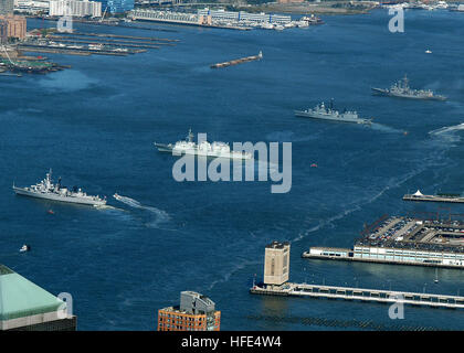 041012-N-6616W-002 Le port de New York, N.Y. (oct. 12, 2004) Ð Les navires de la Force navale permanente de l'Atlantique de l'OTAN (SNFL) 2004, tourner autour de dans le cadre d'un ÒParade ShipsÓ de port au cours d'une visite à New York. SNFL est une multinationale de paix permanente composée de destroyers et frégates des marines de divers pays de l'OTAN. U.S. Navy photo by PhotographerÕs Mate 2e classe Steven J. Weber (libéré) US Navy 041012-N-6616W-002 Les navires de la Force navale permanente de l'Atlantique (SNFL) 2004, tourner autour de dans le cadre d'une Parade de navires au cours d'une escale au port de New York City Banque D'Images