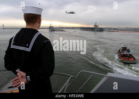 041013-N-4757S-002 Norfolk, Va. (oct. 13, 2004) - UN MARIN mans les rails, tandis que l' classe Nimitz porte-avions USS Harry S. Truman (CVN 75) départs Pier 14 à Naval Station Norfolk, Va., sur un déploiement prévu à l'appui de la guerre mondiale contre le terrorisme. Truman et entrepris Carrier Air Wing 3 (CVW-3) est commandé par le commandant, dix Groupe aéronaval (CSG-10), Adm arrière. Michael Tracy. U.S. Navy photo by Photographer's Mate 3e classe Craig R. Spiering (libéré) US Navy 041013-N-4757S-002 un marin mans les rails, tandis que la classe Nimitz porte-avions USS Harry S. Truman (CVN 75) La technologie DEPA Banque D'Images