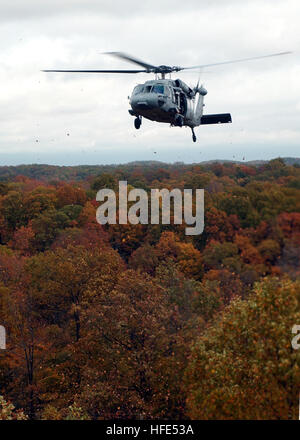 041020-N-8493H-001 Fort Knox, Ky. (Oct. 20, 2004) - Un MH-60S Knighthawk affecté à l'hélicoptère des Chargers de 6 e Escadron de soutien au combat (SC-6), vole au-dessus de Fort Knox, Ky. HC-6 et U.S. Navy SEALs, mènent des voies urbaines et de recherche et sauvetage de combat entraînement à Fort Knox, Ky. U.S. Navy photo by Photographer's Mate 1re classe Steven Harbour (libéré) US Navy 041020-N-8493H-001 un MH-60S Knighthawk affecté à l'hélicoptère de chargeurs 6 e Escadron de soutien au combat (SC-6), vole au-dessus de Fort Knox, Ky Banque D'Images