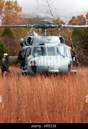 041020-N-8493H-009 Fort Knox, Ky. (Oct. 20, 2004) - Un MH-60S Knighthawk affecté à l'hélicoptère des Chargers de 6 e Escadron de soutien au combat (SC-6), se prépare à décoller. HC-6 et U.S. Navy SEALs, mènent des voies urbaines et de recherche et sauvetage de combat entraînement à Fort Knox, Ky. U.S. Navy photo by Photographer's Mate 1re classe Steven Harbour (libéré) US Navy 041020-N-8493H-009 un MH-60S Knighthawk affecté à l'hélicoptère de chargeurs 6 e Escadron de soutien au combat (SC-6), se prépare à décoller Banque D'Images