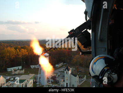 041020-N-8493H-006 Fort Knox, Ky. (Oct. 20, 2004) - Aviation Machiniste Mate 2e classe Andrew Ward, affecté à l'hélicoptère des Chargers de 6 e Escadron de soutien au combat (SC-6), fournit la suppression fire à l'appui d'un exercice d'entraînement autour du Fort Knox, Ky., région. HC-6 et U.S. Navy SEALs, mènent des voies urbaines et de recherche et sauvetage de combat entraînement à Fort Knox, Ky. U.S. Navy photo by Photographer's Mate 1re classe Steven Harbour (libéré) US Navy 041020-N-8493H-006 Machiniste Aviation Mate 2e classe Andrew Ward, affecté à l'hélicoptère de chargeurs 6 e Escadron de soutien au combat (SC- Banque D'Images