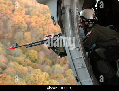 041020-N-8493H-007 Fort Knox, Ky. (Oct. 20, 2004) - Aviation Machiniste Mate 2e classe Andrew Ward, affecté à l'hélicoptère des Chargers de 6 e Escadron de soutien au combat (SC-6), est prêt à fournir à l'appui feu suppression d'un exercice d'entraînement de la région de Fort Knox, Ky., région. HC-6 et U.S. Navy SEALs, mènent des voies urbaines et de recherche et sauvetage de combat entraînement à Fort Knox, Ky. U.S. Navy photo by Photographer's Mate 1re classe Steven Harbour (libéré) US Navy 041020-N-8493H-007 Machiniste Aviation Mate 2e classe Andrew Ward est prêt à fournir de réprimer le feu à l'appui d'un trai Banque D'Images