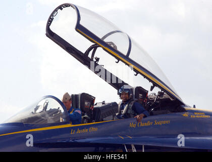 041020-N-8253M-005 Naval Air Station, New Orleans, Louisiane (oct. 20, 2004) Ð Marine américaine ÒBlue AngelsÓ l'équipe de démonstration en vol, le pilote Len Anderson USMC, fixe son appareil après la fourniture de National Basketball Association (NBA) Garde côtière canadienne, David Wesley, avec les New Orleans Hornets, un vol de familiarisation des médias dans un F/A-18A Hornet. Le ÒBlue AngelsÓ étaient en ville pour affronter la 2004 N'awlins Air Show, prévu pour octobre, 23-24. U.S. Navy photo by Photographer's Mate 2e classe Dawn C. Morrison (libéré) US Navy 041020-N-8253M-005 U.S. Navy Blue Angels de l'équipe de démonstration en vol, le pilote Banque D'Images