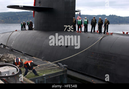 041020-N-6497N-053 Base navale Kitsap-Bangor, Washington (oct. 20, 2004) - les membres de l'équipage avant de manipuler les lignes d'amarrage en Ohio, la flotte de classe sous-marin USS Nebraska (SNLE) 739 à son nouveau port d'attache de la Base navale Kitsap-Bangor, dans l'État de New York a été porté à domicile, Naval Submarine Base Kings Bay, Ga. U.S. Navy photo de Brian Nokell (libéré) US Navy 041020-N-6497N-053 poignée de membres de l'équipage avant l'amarrage des lignes de classe Ohio flotte sous-marin USS Nebraska (SNLE) 739 à son nouveau port d'attache de la Base navale Kitsap-Bangor, laver Banque D'Images