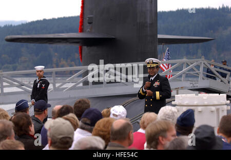 041020-N-6497N-087 Base navale Kitsap-Bangor, Washington (oct. 20, 2004) - Commandant, Groupe Sous-marin neuf, arrière Adm. Melvin G. Williams, Jr., officiellement se félicite de la flotte de la classe Ohio-sous-marin USS Nebraska (SNLE) 739 et son équipage à son nouveau port d'attache de la Base navale Kitsap-Bangor, dans l'État de New York a été porté à domicile, Naval Submarine Base Kings Bay, Ga. U.S. Navy photo de Brian Nokell (libéré) US Navy 041020-N-6497N-087, commandant de groupe sous-marin neuf, arrière Adm. Melvin G. Williams, Jr., officiellement se félicite de la flotte de la classe Ohio-sous-marin USS Nebraska (7 SNLE Banque D'Images