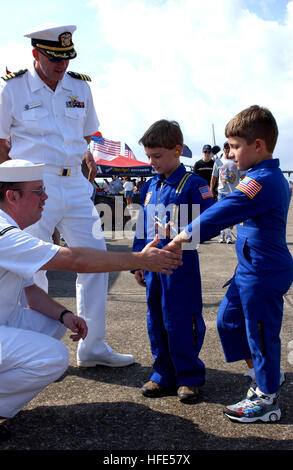 041023-N-6235S-015 Naval Air Station New Orleans, Louisiane (oct. 23, 2004) - Journaliste 1re classe Robert Kerns et du RDC. Jack Hanzlik parler avec les jeunes visiteurs au cours de la Nouvelle Orléans Air Show. L'air show, qui a lieu du 22 au 24 octobre, a présenté l'équipe de démonstration en vol d'Angles Bleu, avions civils et militaires de forces armées du pays. Le spectacle offert de nombreuses démonstrations en vol et de l'exposition statique. Photo de la Marine américaine par le lieutenant J.G. Ken Ombre (libéré) US Navy 041023-N-6235S-015 1re classe journaliste Robert Kerns et du RDC. Jack Hanzlik parler avec les jeunes visiteurs pendant le spectacle aérien de La Nouvelle-Orléans Banque D'Images