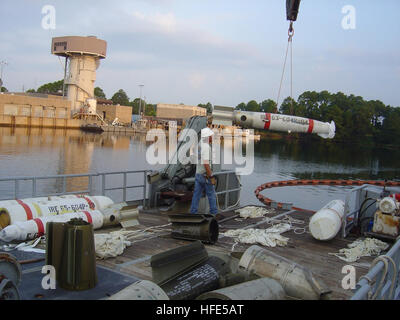 040803-N-7504C-003 Panama City, Floride (16 août 2000 3, 2004) - guide d'aide à Watkins Burley Rigger un MK-62 Grève rapide forme mine au large de la prise en charge du projet voile. Naval Surface Warfare Center ont recueilli quarante formes mine inerte utilisée récemment dans les tests. Le MK-62 est une mine d'une nouvelle génération d'armes étroitement liée à la famille de destructeur des mines. C'est un avion-jeté bas mine a utilisé contre des cibles de surface et sous-marins. U.S. Navy Photo de Rob Cole (libéré) US Navy 040803-N-7504C-003 Gréeur Burley Watkins permet de guider un MK-62 Grève rapide forme Mine du projet bateau Banque D'Images