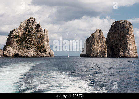 Vue du bateau de tourisme sur Faraglioni - trois célèbres rochers,Capri, Italie Banque D'Images