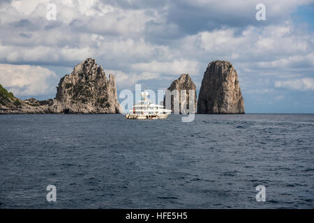 Excursions à terre en bateau de tourisme près de Capri's trio légendaire des géants de la mer, Capri, Italie Banque D'Images