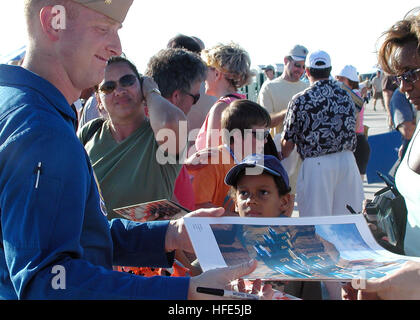 041107-N-8683B-110 Key West, Floride (nov. 7, 2004) Ð Le Lieutenant Cmdr. John Saccomando, affecté à la Marine américaine, l'équipe de démonstration de vol, le 'Blue Angels', signe des autographes après leur performance à la 'Blue Angels in Paradise' Air Show qui a eu lieu à bord de la base aéronavale de Key West, Floride, Novembre 6-7. Cette yearÕs show a été la première fois que le Blue Angels effectuée à Key West dans plus de 16 ans. Le Blue Angels fly le F/A-18A Hornet comme ils effectuent environ 30 manoeuvres lors la démonstration aérienne, qui dure environ une heure et 15 minutes. U.S. Navy photo de James Brooks (libéré) US Navy 04 Banque D'Images