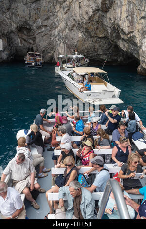 Ligne de bateaux de touristes à la célèbre Grotte Bleue - une grotte marine sur la côte de l'île de Capri, dans la baie de Naples, Italie, Europe Banque D'Images