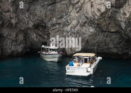 Deux bateaux de touristes près de l'entrée de la Grotte Bleue - une grotte marine sur la côte de l'île de Capri, Italie, Europe Banque D'Images