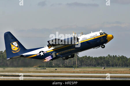 041112-N-4204E-314 Pensacola, Floride (nov. 12, 2004) - un Corps des Marines américains C-130 Hercules 'Fat Albert, assigné à la Marine américaine ÒBlue AngelsÓ l'équipe de démonstration de vol, utilise l'aide de jet de décollage (JATO) bouteilles pendant le décollage à Pensacola, Floride. Fat Albert kicks-off chaque spectacle avec un décollage assisté. Le Blue Angels fly le F/A-18A Hornet, effectuant environ 30 manoeuvres lors la démonstration aérienne et de plus d'heure. U.S. Navy photo by Photographer's Mate 2e classe Mark A. Ebert (libéré) US Navy 041112-N-4204E-314 du Corps des Marines des États-Unis d'un Hercules C-130 utilise l'aide de jet de prendre Banque D'Images