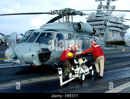 041113-N-6817C-151 de l'océan Pacifique (nov. 13, 2004) - Aviation Ordnanceman affecté à l 'Golden Falcon' de deux hélicoptères de l'Escadron anti-sous-marin (HS-2), charger un missile AGM-114 Hellfire sur un HH-60H Seahawk à bord du porte-avions de classe Nimitz USS ABRAHAM LINCOLN (CVN 72). L'enfer Missile air-sol système offre une forte capacité d'armure pour les hélicoptères d'attaque. Lincoln et entrepris Carrier Air Wing 2 (CVW-2) sont actuellement déployés à l'ouest de l'océan Pacifique. U.S. Navy photo by Photographer's Mate 3 classe Tyler J. Clements (libéré) US Navy 041113-N-6817C-151 Aviation Banque D'Images