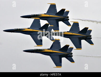 041113-N-4204E-611 de Pensacola, Floride (nov. 13, 2004) - La Marine américaine ÒBlue AngelsÓ l'équipe de démonstration de vol en formation au-dessus de passage, la foule à l'AngelsÕ bleu Retour Air Show de Pensacola, Floride, le fly Blue Angels le F/A-18A Hornet, effectuant environ 30 manoeuvres lors la démonstration aérienne et de plus d'heure. U.S. Navy photo by Photographer's Mate 2e classe Mark A. Ebert (libéré) US Navy 041113-N-4204E-611 de la U.S. Navy Blue Angels, l'équipe de démonstration de vol en formation au-dessus de la foule au Blue Angels  % %5Ersquo, Homecoming Air Show à Pensacola, Floride Banque D'Images