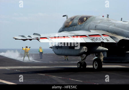 041115-N-0989T-006 de l'Océan Atlantique (nov. 15, 2004) - Un plan directeur utilise des signaux à main pour diriger un EA-6B Prowler affecté à l'ÒZappersÓ d'un escadron d'attaque électronique trois zéro (VAQ-130) sur deux catapulte à bord du porte-avions de classe Nimitz USS Harry S. Truman (CVN 75). TrumanÕs dix Groupe aéronaval (CSG-10) et son escadre aérienne de transporteur a entrepris trois (CVW-3) sont en ce moment sur un déploiement à l'appui de la guerre globale contre le terrorisme. U.S. Navy photo by Photographer's Mate 2e classe Jason P. Taylor (libéré) US Navy 041115-N-0989T-006 un avion director utilise part tr Banque D'Images