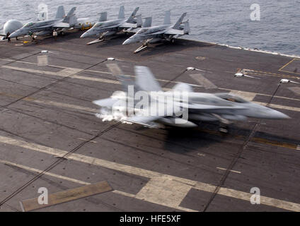 041115-N-7405P-100 de la mer d'Oman (nov. 15, 2004) - Un F/A-18A Hornet le ÒSilver EaglesÓ affectées à des aires marines Fighter Attack Squadron One One cinq (VMFA-115), fait un atterrissage arrêtés à bord de la classe Nimitz porte-avions USS Harry S. Truman (CVN 75). TrumanÕs dix Groupe aéronaval (CSG-10) et son escadre aérienne de transporteur a entrepris trois (CVW-3) sont en ce moment sur un déploiement prévu à l'appui de la guerre globale contre le terrorisme. U.S. Navy photo by Photographer's Mate Airman Gregory A. Pierot (libéré) US Navy 041115-N-7405P-100 Une F-A-18A Hornet affectés à la Silver Eagles of Marine Fighter Att Banque D'Images